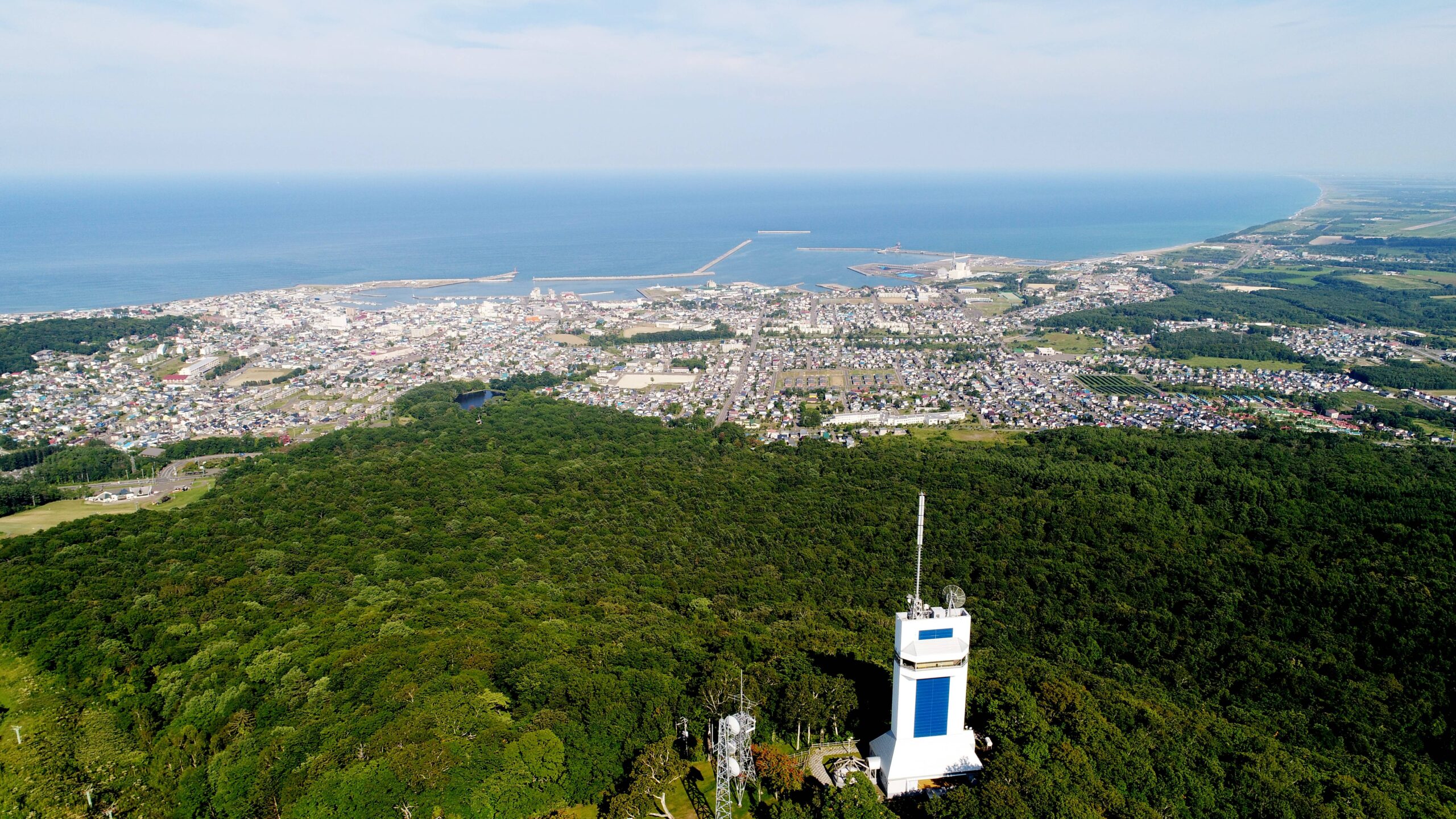 大山から望む紋別市街地とオホーツク海